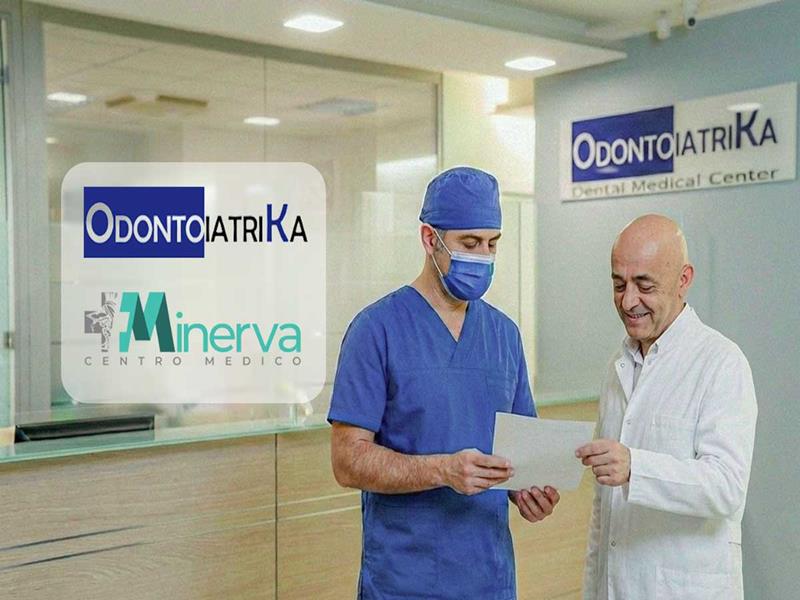 Dottori ad Odontoiatrika che guardano il referto di un paziente
